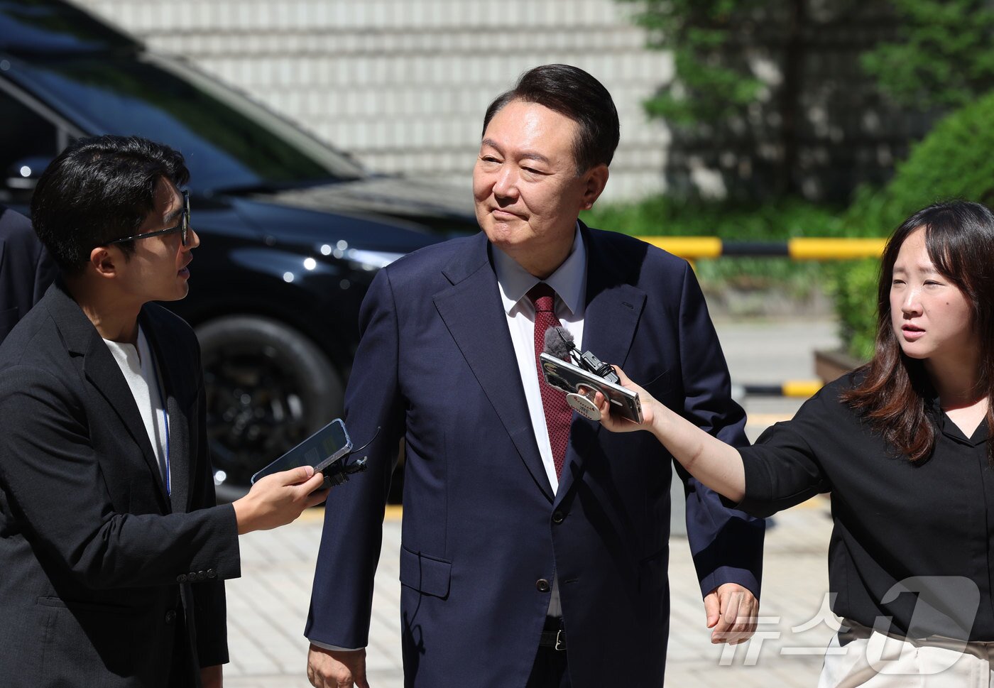 본문 이미지 - 윤석열 전 대통령이 23일 오전 서울 서초구 서울중앙지방법원에서 내란 우두머리 혐의 사건 8차 공판에 출석하고 있다. 2025.6.23/뉴스1 ⓒ News1 사진공동취재단