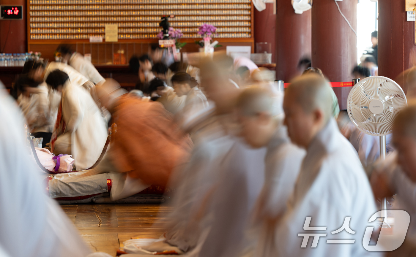 (서울=뉴스1) 이승배 기자 = 취임 천일을 맞은 대한불교조계종 총무원장 진우스님이 23일 서울 종로구 조계사 대웅전에서 열린 '세상의 평안을 위한 1천일 기도 회향 법회'에서 신 …