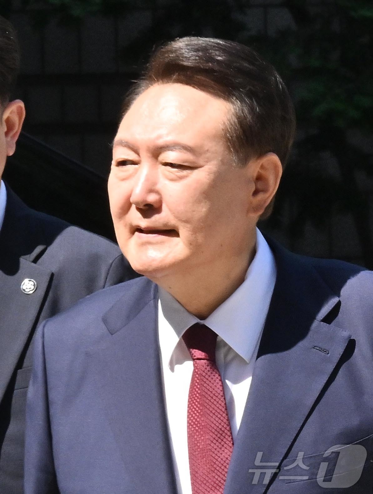 (서울=뉴스1) 사진공동취재단 = 윤석열 전 대통령이 23일 서울 서초구 서울중앙지방법원에서 열린 내란 우두머리 혐의·직권남용 권리행사 방해 혐의 사건 8차 공판에 출석하고 있다. …