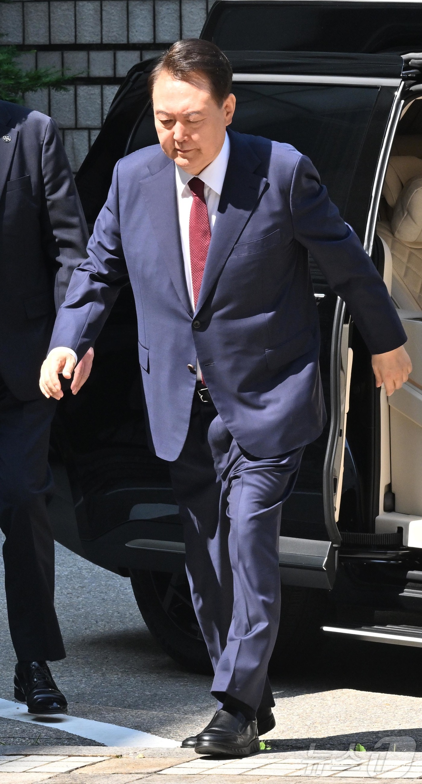 (서울=뉴스1) 사진공동취재단 = 윤석열 전 대통령이 23일 서울 서초구 서울중앙지방법원에서 열린 내란 우두머리 혐의·직권남용 권리행사 방해 혐의 사건 8차 공판에 출석하고 있다. …