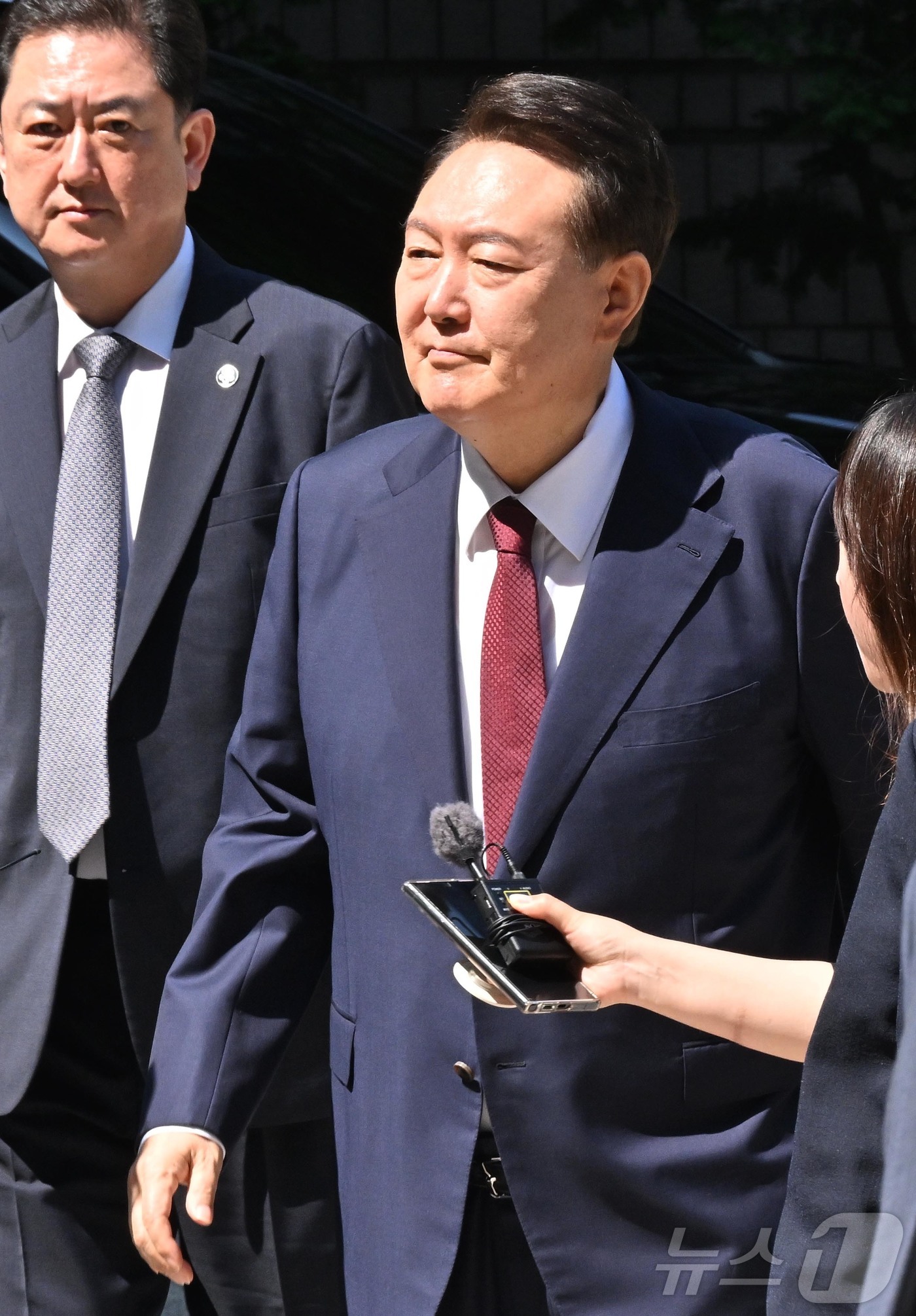 (서울=뉴스1) 사진공동취재단 = 윤석열 전 대통령이 23일 서울 서초구 서울중앙지방법원에서 열린 내란 우두머리 혐의·직권남용 권리행사 방해 혐의 사건 8차 공판에 출석하고 있다. …