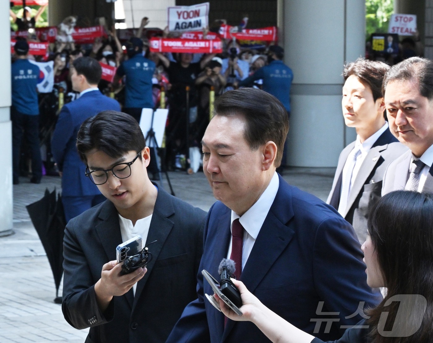 (서울=뉴스1) 사진공동취재단 = 윤석열 전 대통령이 23일 서울 서초구 서울중앙지방법원에서 열린 내란 우두머리 혐의·직권남용 권리행사 방해 혐의 사건 8차 공판에 출석하고 있다. …