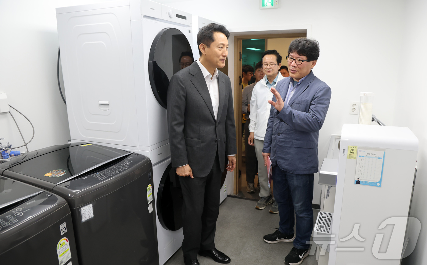 (서울=뉴스1) 오대일 기자 = 오세훈 서울시장이 23일 서울 영등포구 쪽방촌에서 '온기창고 3호점' 개소식에 참석, 온기 창고 시설물을 둘려보고 있다.온기창고는 매장에 후원받은 …