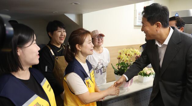 '온기창고 3호점' 관계자들과 인사 나누는 오세훈 서울시장