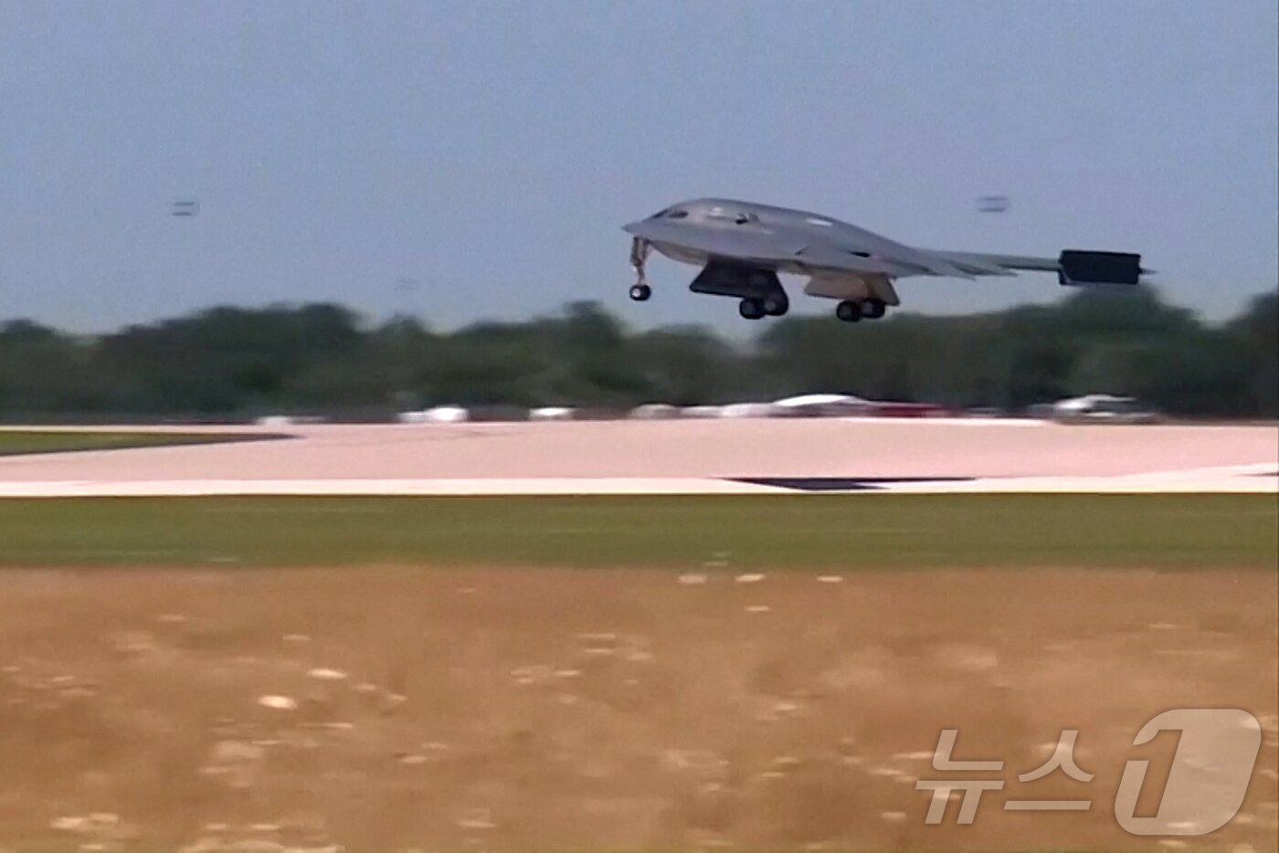 본문 이미지 - 미국 공군 B-2 스텔스 폭격기가 22일(현지시간) 이란의 주요 핵 시설을 공격한 후 미주리주에 있는 화이트먼 공군기지로 돌아오고 있다. 2025.6.22 ⓒ 로이터=뉴스1 ⓒ News1 김경민 기자