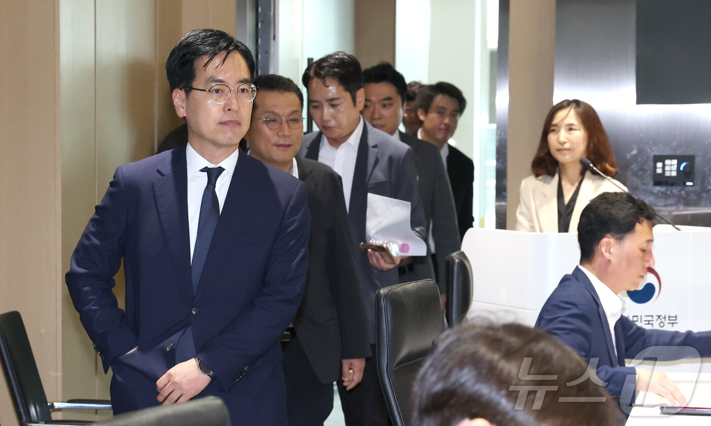 본문 이미지 - 김민재 행정안전부 차관이 23일 세종시 정부세종청사 중앙동에서 열린 민생회복 소비쿠폰 범정부 TF 1차 회의에 참석하며 관계부처 실무자들과 인사를 나누고 있다. 2025.6.23/뉴스1 ⓒ News1 김기남 기자