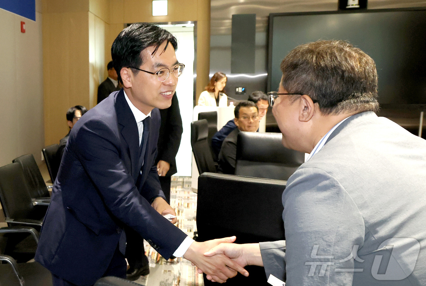 (세종=뉴스1) 김기남 기자 = 김민재 행정안전부 차관이 23일 세종시 정부세종청사 중앙동에서 열린 민생회복 소비쿠폰 범정부 TF 1차 회의에 참석하며 관계부처 실무자들과 인사를 …