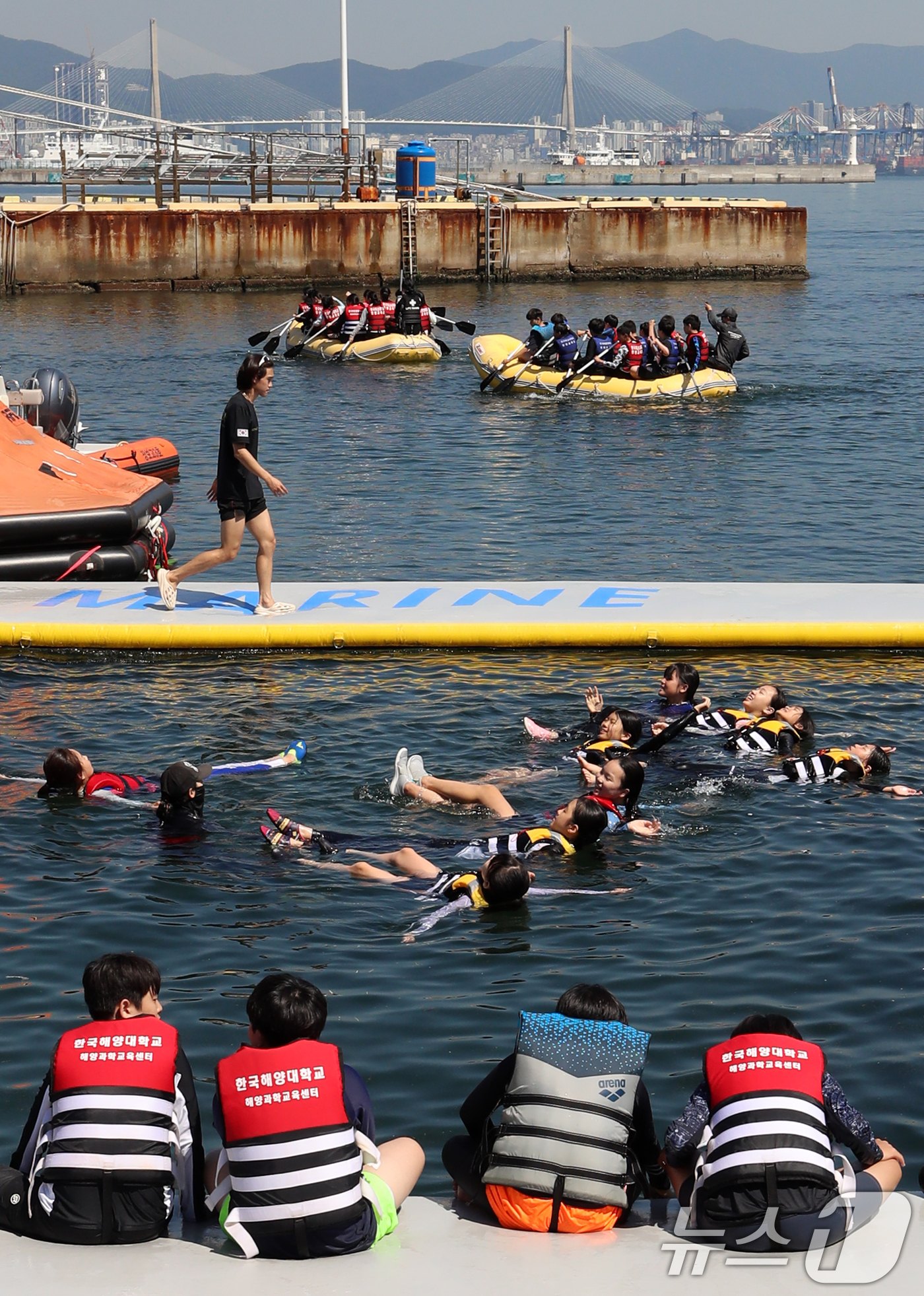 (부산=뉴스1) 윤일지 기자 = 23일 부산 영도구 국립한국해양대학교 해상교육장에서 열린 '2025년 초등 바다생존수영'에 참가한 초등학생들이 생존수영 교육을 받고 있다.이번 교육 …