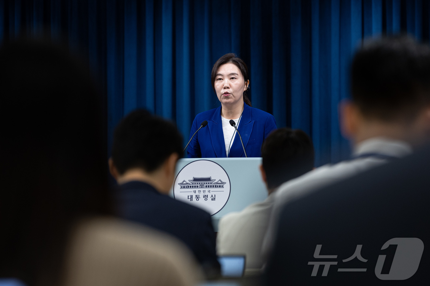 (서울=뉴스1) 이재명 기자 = 강유정 대변인이 23일 오전 서울 용산구 대통령실 청사에서 이재명 대통령과 안와르 이브라힘 말레이시아 총리의 통화 관련 브리핑을 하고 있다. 202 …