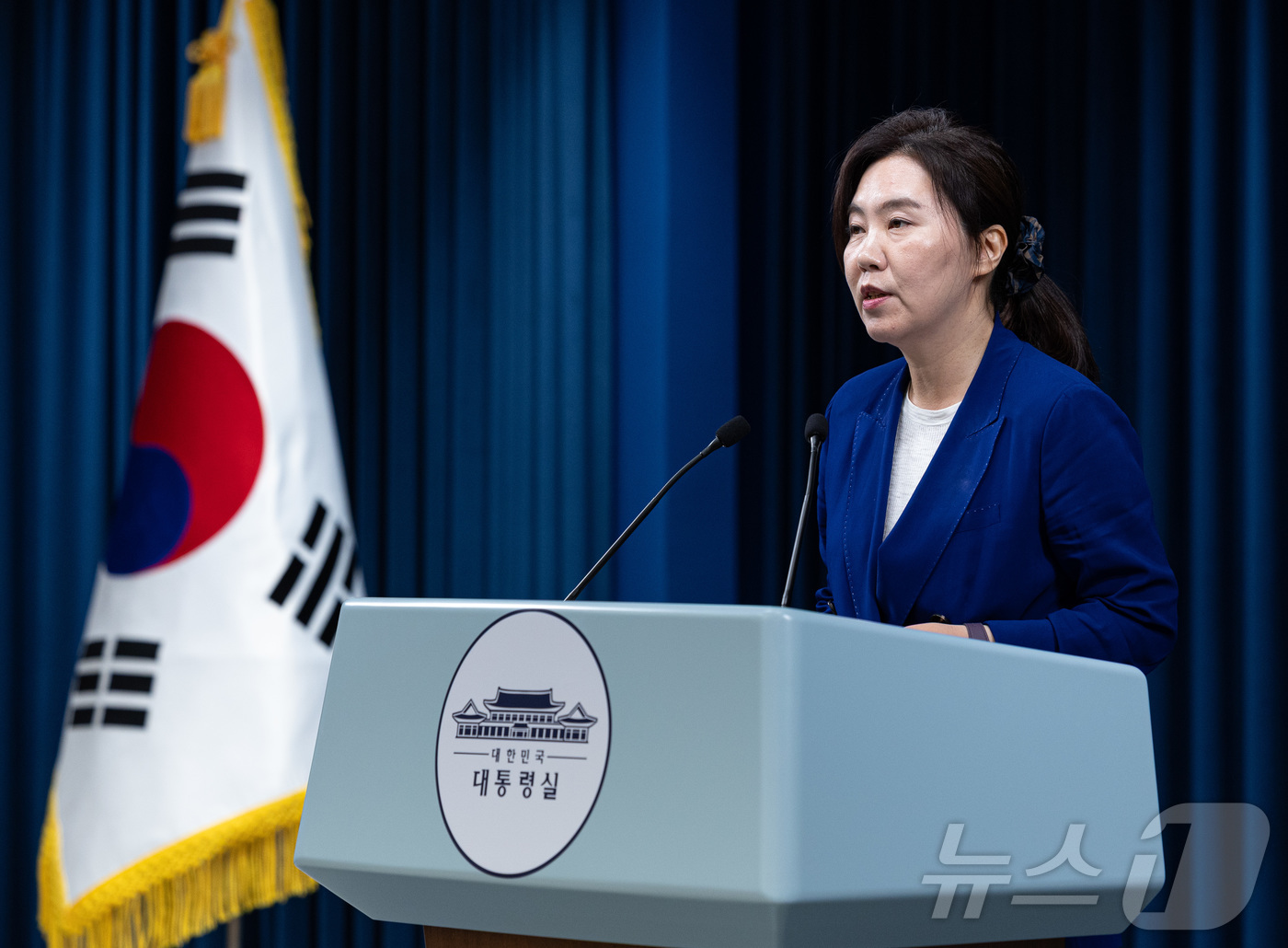 (서울=뉴스1) 이재명 기자 = 강유정 대변인이 23일 오전 서울 용산구 대통령실 청사에서 이재명 대통령과 안와르 이브라힘 말레이시아 총리의 통화 관련 브리핑을 하고 있다. 202 …