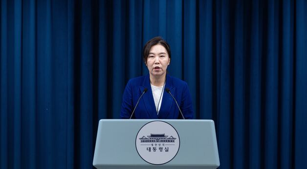 브리핑 하는 강유정 대변인