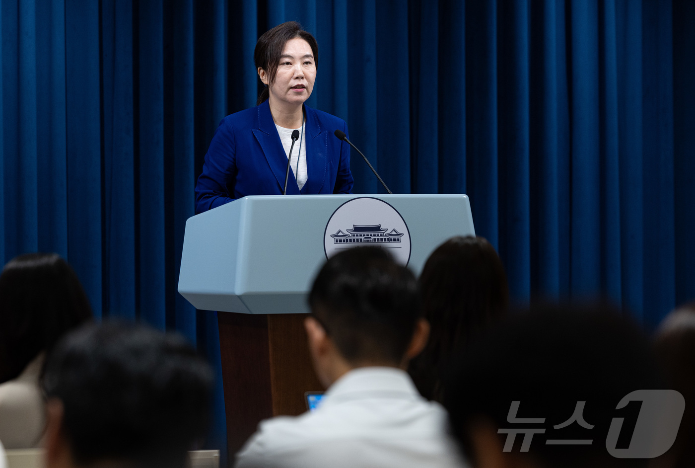 (서울=뉴스1) 이재명 기자 = 강유정 대변인이 23일 오전 서울 용산구 대통령실 청사에서 이재명 대통령과 안와르 이브라힘 말레이시아 총리의 통화 관련 브리핑을 하고 있다. 202 …