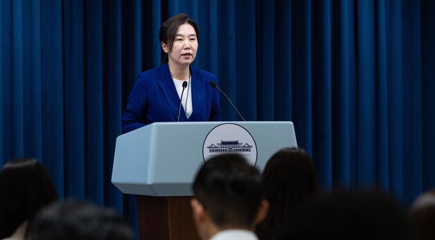 브리핑 하는 강유정 대변인