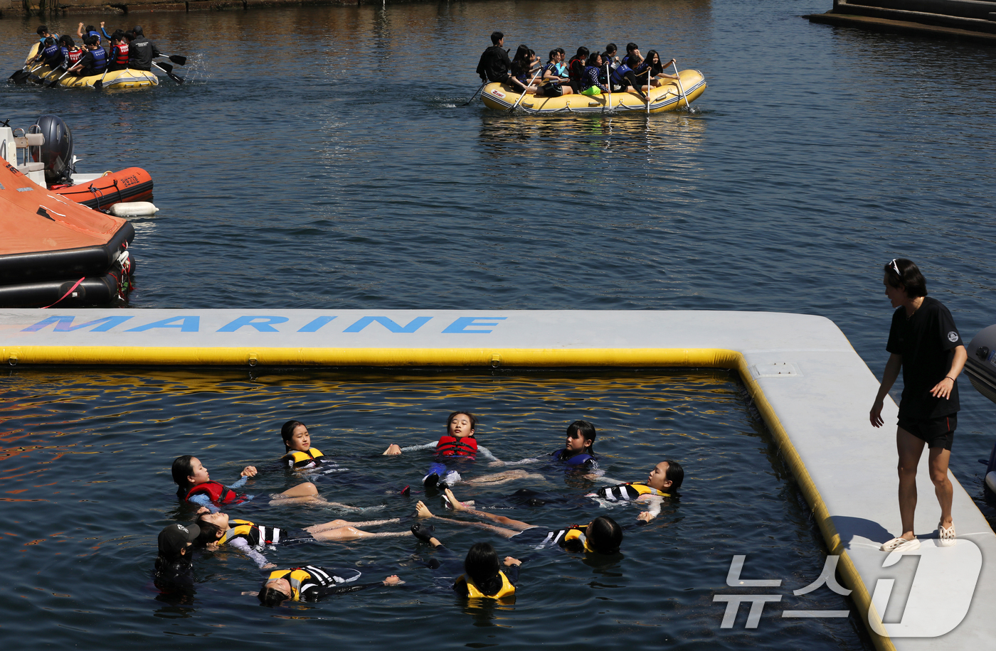 (부산=뉴스1) 윤일지 기자 = 23일 부산 영도구 국립한국해양대학교 해상교육장에서 열린 '2025년 초등 바다생존수영'에 참가한 초등학생들이 생존수영 교육을 받고 있다.이번 교육 …