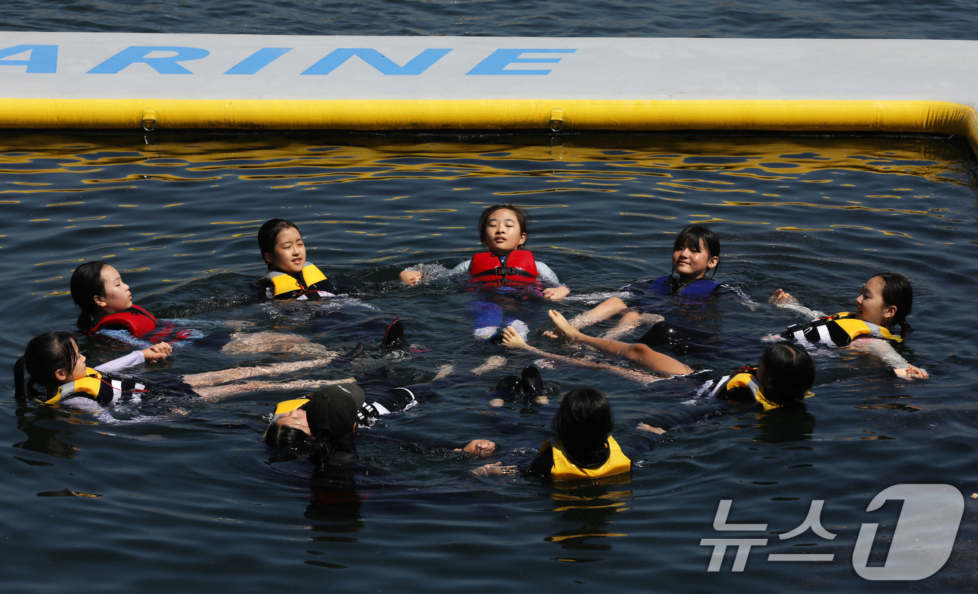 (부산=뉴스1) 윤일지 기자 = 23일 부산 영도구 국립한국해양대학교 해상교육장에서 열린 '2025년 초등 바다생존수영'에 참가한 초등학생들이 생존수영 교육을 받고 있다.이번 교육 …