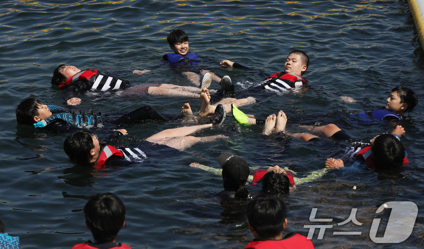 (부산=뉴스1) 윤일지 기자 = 23일 부산 영도구 국립한국해양대학교 해상교육장에서 열린 '2025년 초등 바다생존수영'에 참가한 초등학생들이 생존수영 교육을 받고 있다.이번 교육 …