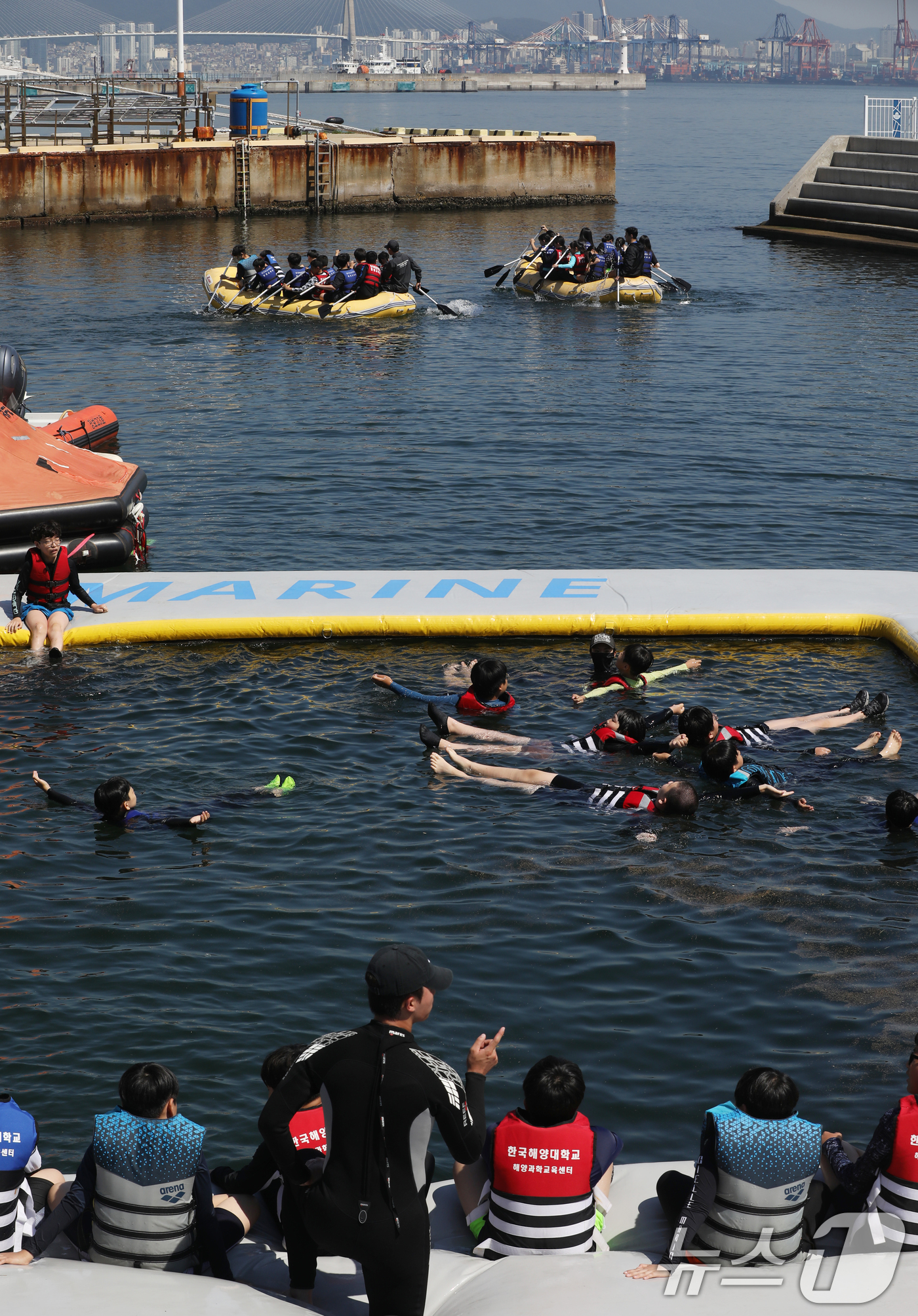 (부산=뉴스1) 윤일지 기자 = 23일 부산 영도구 국립한국해양대학교 해상교육장에서 열린 '2025년 초등 바다생존수영'에 참가한 초등학생들이 생존수영 교육을 받고 있다.이번 교육 …