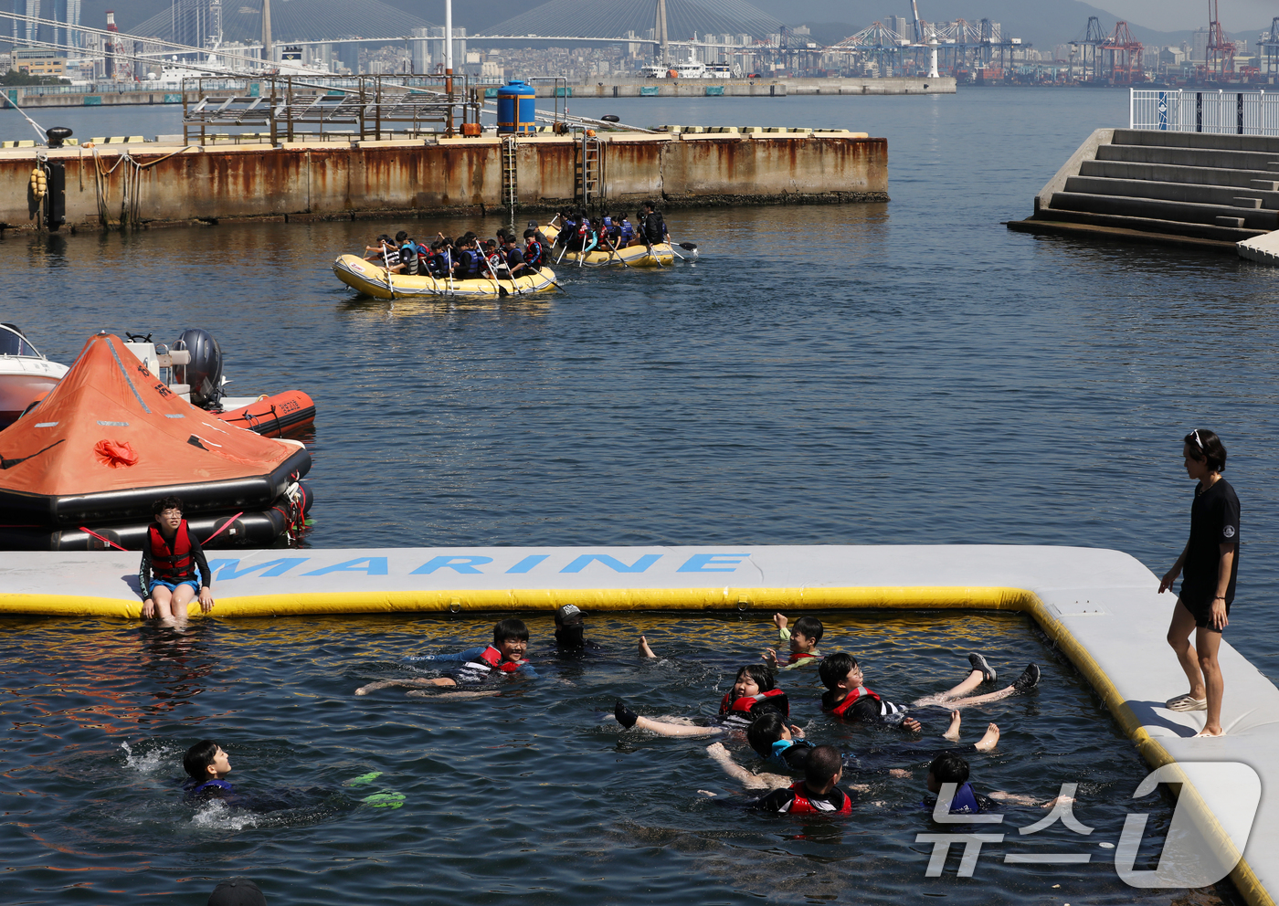 (부산=뉴스1) 윤일지 기자 = 23일 부산 영도구 국립한국해양대학교 해상교육장에서 열린 '2025년 초등 바다생존수영'에 참가한 초등학생들이 생존수영 교육을 받고 있다.이번 교육 …