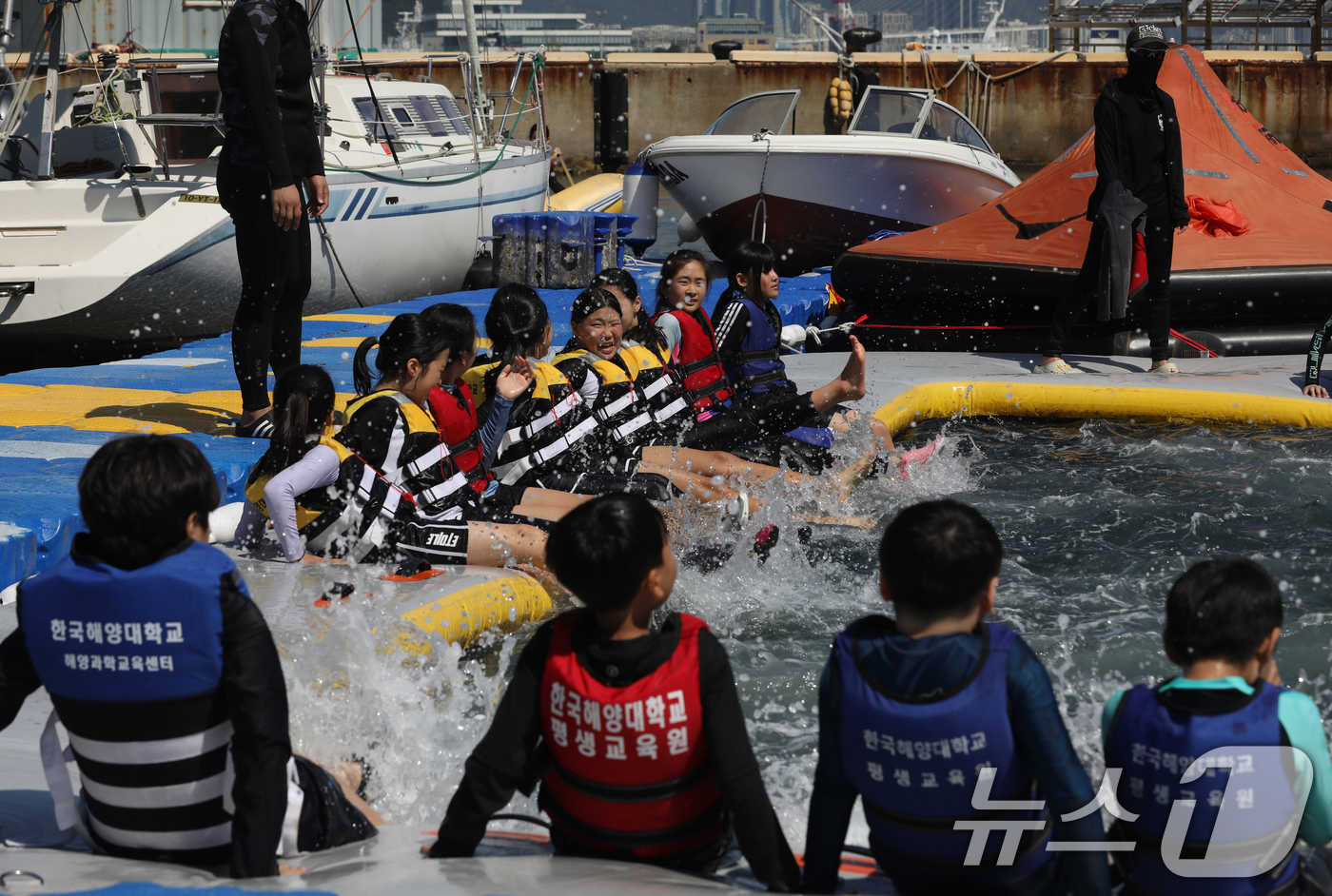 (부산=뉴스1) 윤일지 기자 = 23일 부산 영도구 국립한국해양대학교 해상교육장에서 열린 '2025년 초등 바다생존수영'에 참가한 초등학생들이 생존수영 교육을 받고 있다.이번 교육 …