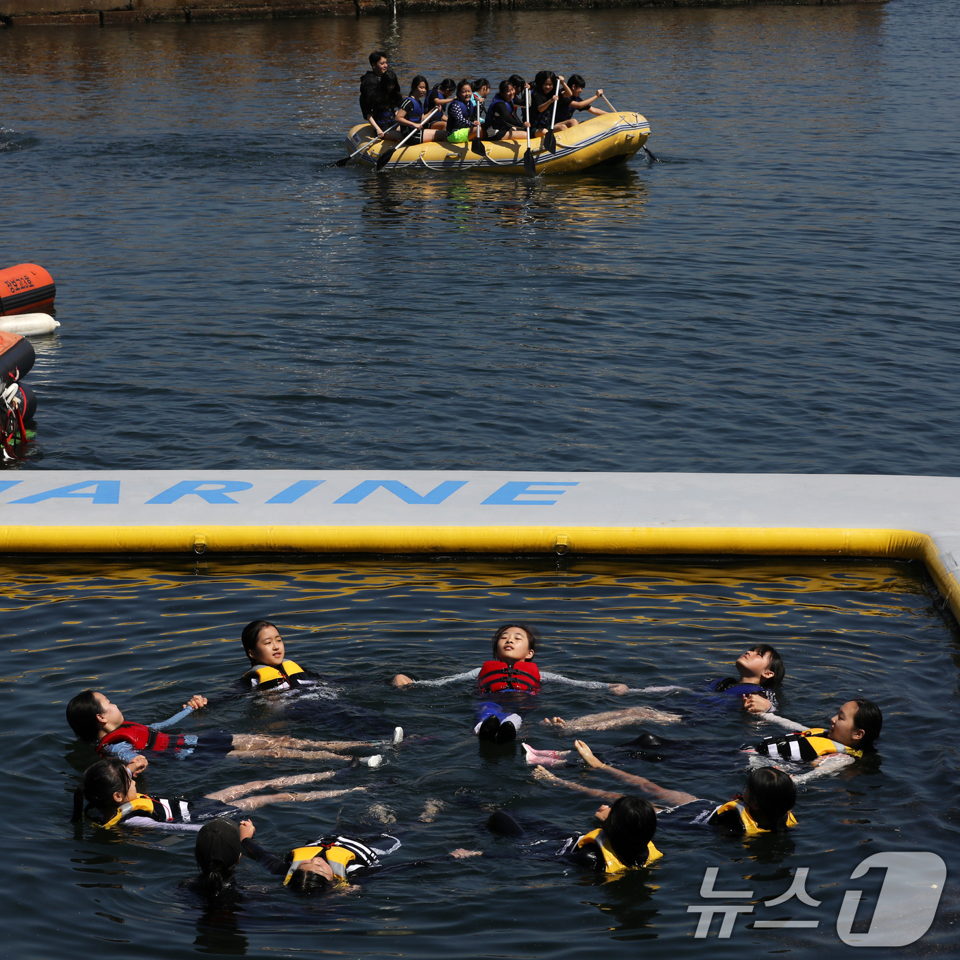 (부산=뉴스1) 윤일지 기자 = 23일 부산 영도구 국립한국해양대학교 해상교육장에서 열린 '2025년 초등 바다생존수영'에 참가한 초등학생들이 생존수영 교육을 받고 있다.이번 교육 …