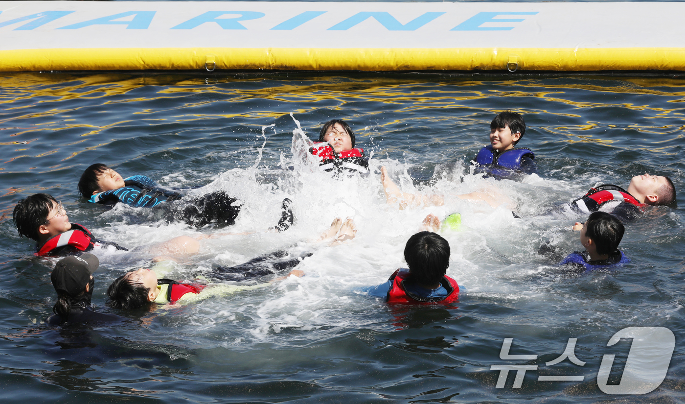 (부산=뉴스1) 윤일지 기자 = 23일 부산 영도구 국립한국해양대학교 해상교육장에서 열린 '2025년 초등 바다생존수영'에 참가한 초등학생들이 생존수영 교육을 받고 있다.이번 교육 …