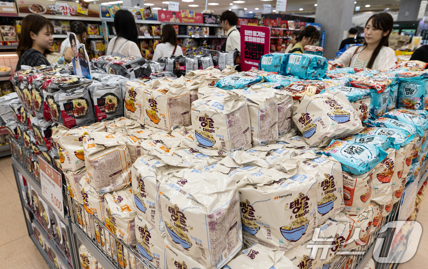 (서울=뉴스1) 이승배 기자 = K-라면 수출이 올해도 다섯 달 연속 두 자릿수 증가세를 이어가며 순항 중이다. 다만 전년 대비 증가 폭은 줄어든 것으로 나타났다. 23일 한국무역 …