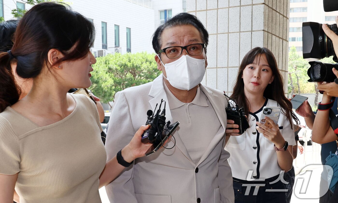 본문 이미지 - 2018년 지방선거 공천헌금 의혹 혐의를 받는 건진법사 전성배씨가 지난달 23일 오전 서울 양천구 서울남부지법에서 열린 3차 공판에 출석하고 있다. &#40;공동취재&#41; 2025.6.23/뉴스1 ⓒ News1 장수영 기자