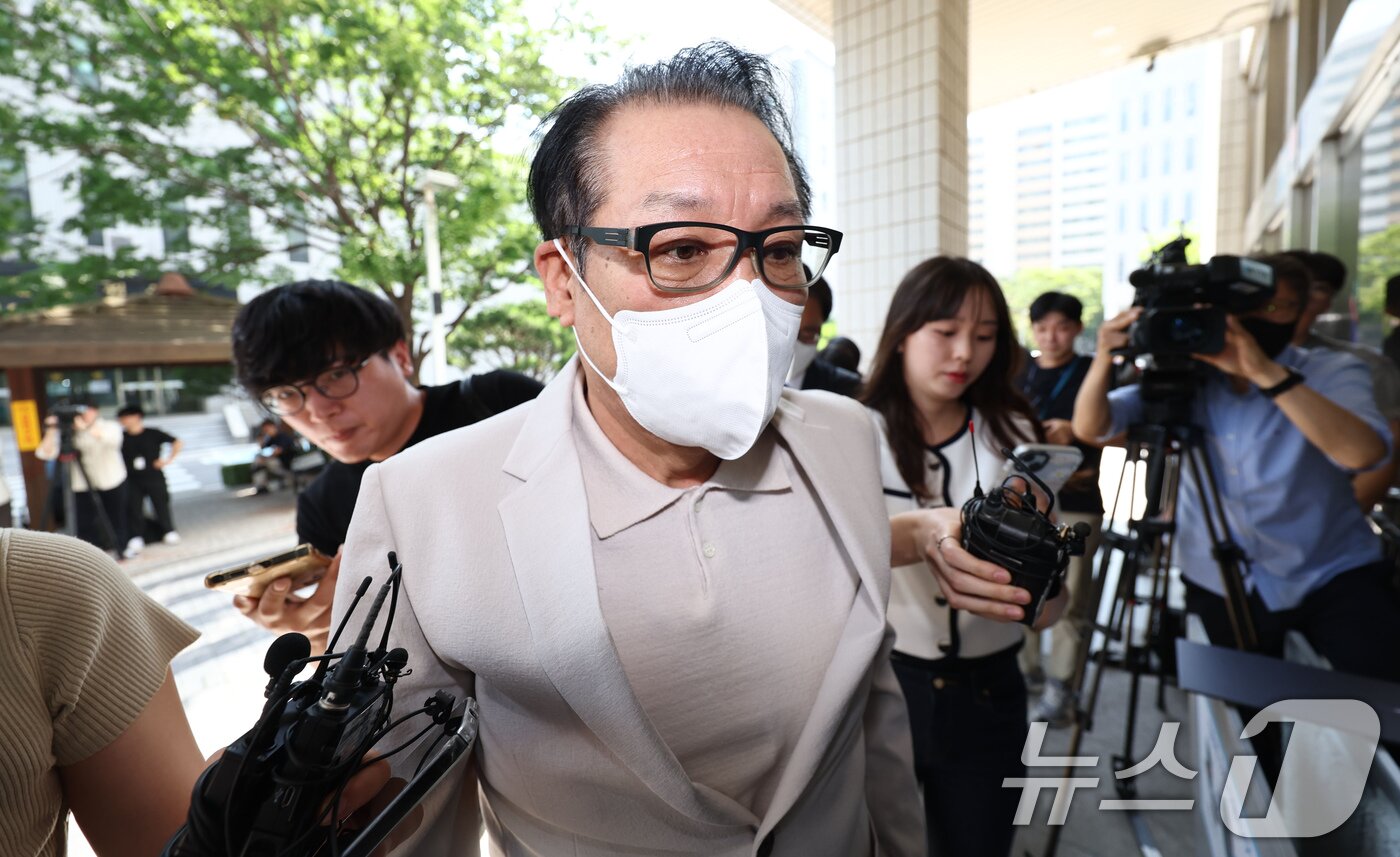 본문 이미지 - 2018년 지방선거 공천헌금 의혹 혐의를 받는 건진법사 전성배씨가 23일 오전 서울 양천구 서울남부지법에서 열린 3차 공판에 출석하고 있다. &#40;공동취재&#41; 2025.6.23/뉴스1 ⓒ News1 장수영 기자