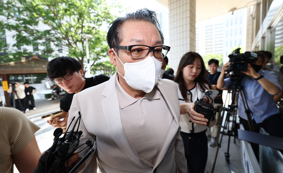 '통일교 청탁' 건진법사 전성배, 2심 시작…윤영호 증인 채택