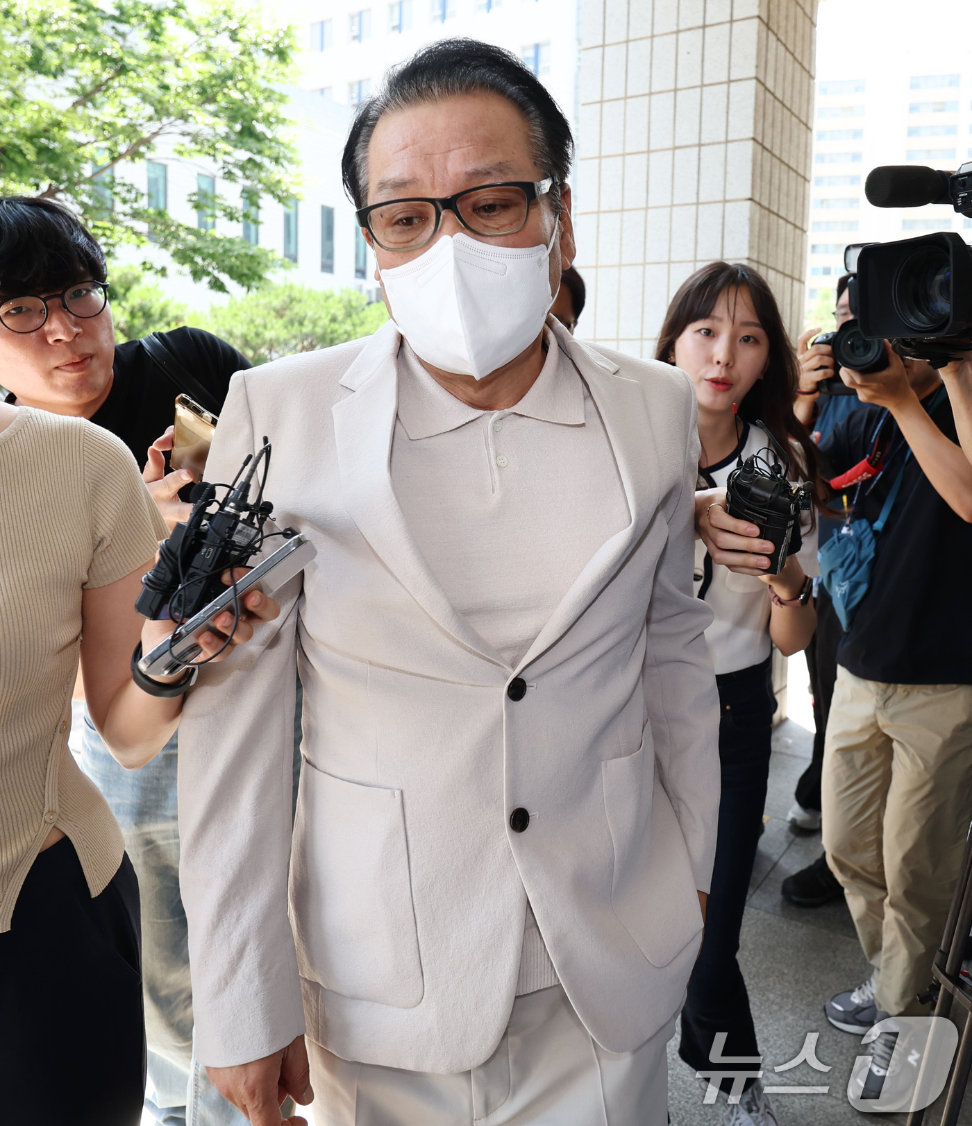 (서울=뉴스1) 장수영 기자 = 2018년 지방선거 공천헌금 의혹 혐의를 받는 건진법사 전성배씨가 23일 오전 서울 양천구 서울남부지법에서 열린 3차 공판에 출석하고 있다. (공동 …