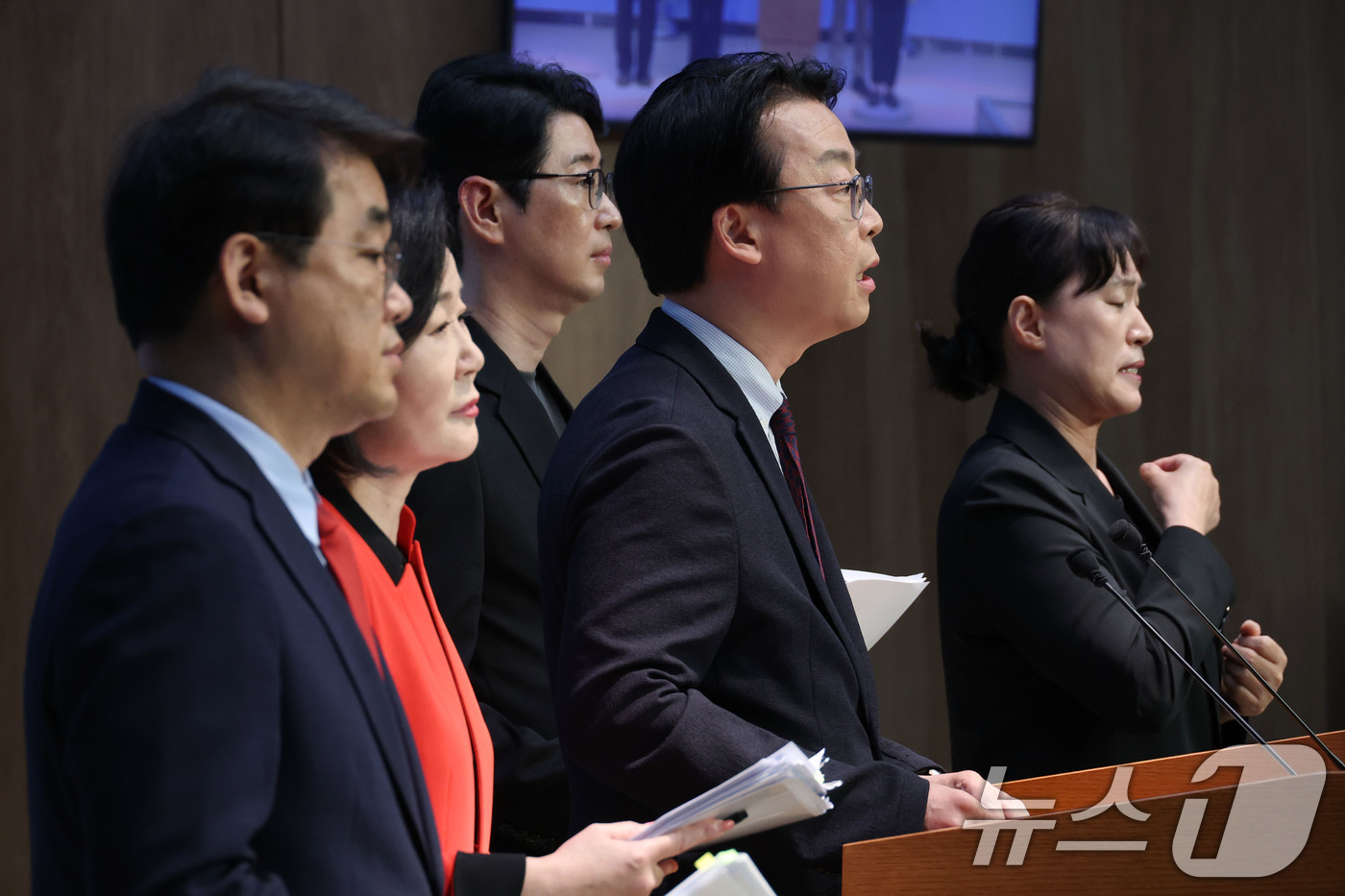 (서울=뉴스1) 이광호 기자 = 국회 국무총리 인사청문특별위원회 국민의힘 의원들이 23일 오전 서울 여의도 국회 소통관에서 기자회견을 열고 김민석 총리 후보자의 자진 사퇴를 촉구하 …