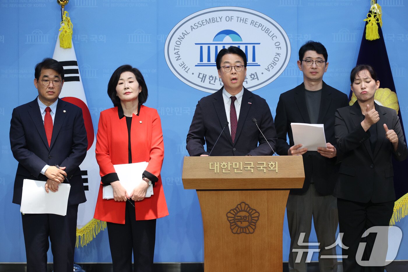 본문 이미지 - 국회 국무총리 인사청문특별위원회 국민의힘 의원들이 23일 오전 서울 여의도 국회 소통관에서 기자회견을 열고 김민석 총리 후보자의 자진 사퇴를 촉구하고 있다. 왼쪽부터 배준영, 김희정, 곽규택, 주진우 의원. 2025.6.23/뉴스1 ⓒ News1 이광호 기자
