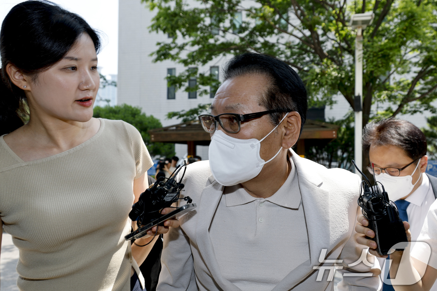 (서울=뉴스1) 장수영 기자 = 2018년 지방선거 공천헌금 의혹 혐의를 받는 건진법사 전성배씨가 23일 오전 서울 양천구 서울남부지법에서 열린 3차 공판에 출석하고 있다. (공동 …