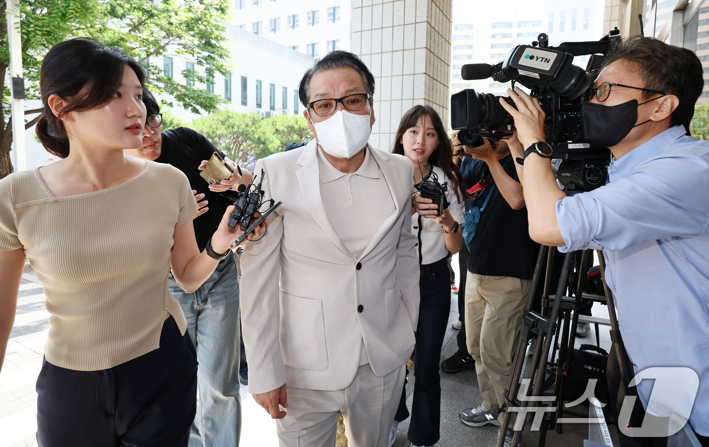 (서울=뉴스1) 장수영 기자 = 2018년 지방선거 공천헌금 의혹 혐의를 받는 건진법사 전성배씨가 23일 오전 서울 양천구 서울남부지법에서 열린 3차 공판에 출석하고 있다. (공동 …