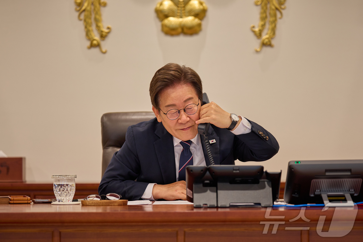 (서울=뉴스1) 허경 기자 = 이재명 대통령이 23일 서울 용산구 대통령실 청사 집무실에서 안와르 이브라힘 말레이시아 총리와 전화 통화를 하고 있다. (대통령실 제공. 재판매 및 …