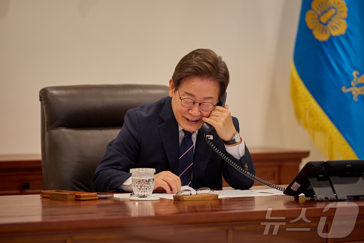 (서울=뉴스1) 허경 기자 = 이재명 대통령이 23일 서울 용산구 대통령실 청사 집무실에서 안와르 이브라힘 말레이시아 총리와 전화 통화를 하고 있다. (대통령실 제공. 재판매 및 …