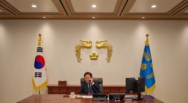 안와르 이브라힘 말레이시아 총리와 통화하는 이재명 대통령