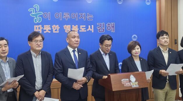 김해시, 현충일 추념식 때 시장 엽서·롤케이크 나눠줘…'선거법 위반' 논란