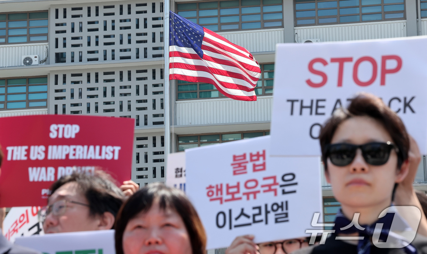 (서울=뉴스1) 김성진 기자 = 23일 서울 종로구 주한미국대사관 앞에서 한국 시민사회단체들이 긴급 기자회견을 열고 미국의 이란 공격을 강력 규탄하고 있다. 2025.6.23/뉴스 …