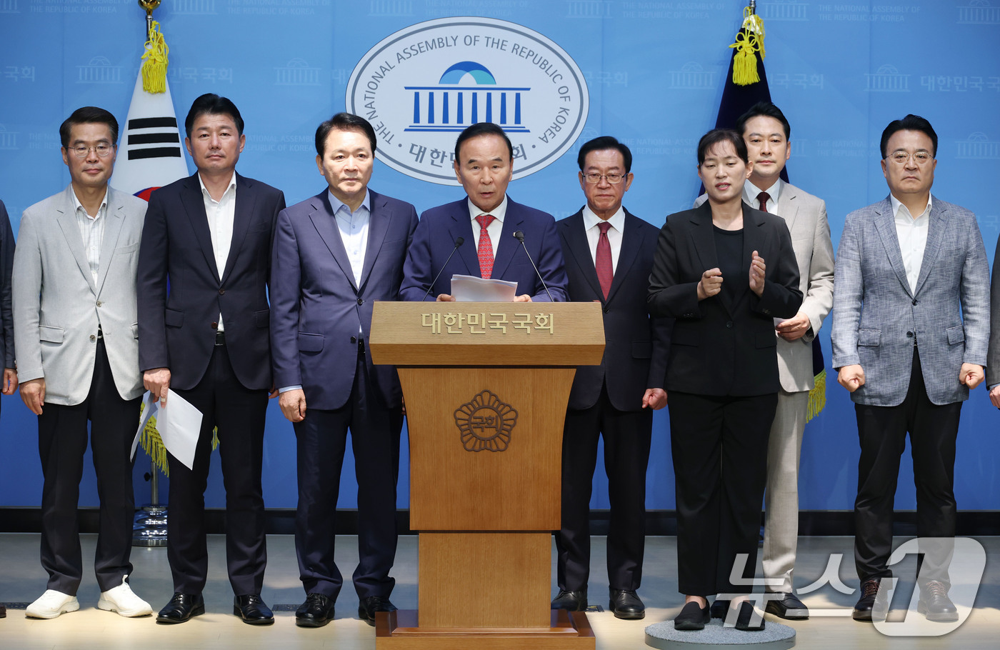 (서울=뉴스1) 이광호 기자 = 국민의힘 박덕흠, 성일종 의원을 비롯한 충청권 의원과 당협위원장들이 23일 오전 서울 여의도 국회 소통관에서 해양수산부 부산 이전 반대 기자회견을 …