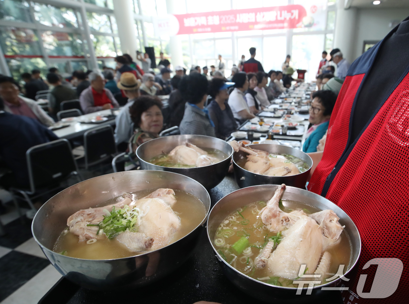 (부산=뉴스1) 윤일지 기자 = 23일 부산 사상구 경남정보대학교 학생식당에서 열린 '사랑의 삼계탕 나누기 행사'에서 총학생회와 자원봉사자들이 제75주년 6·25 전쟁일을 앞두고 …