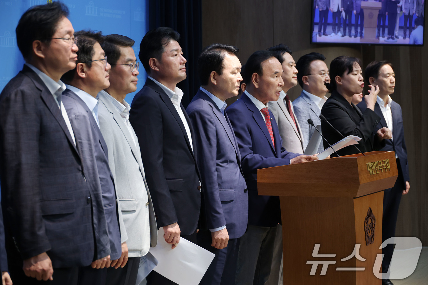 (서울=뉴스1) 이광호 기자 = 국민의힘 박덕흠, 성일종 의원을 비롯한 충청권 의원과 당협위원장들이 23일 오전 서울 여의도 국회 소통관에서 해양수산부 부산 이전 반대 기자회견을 …