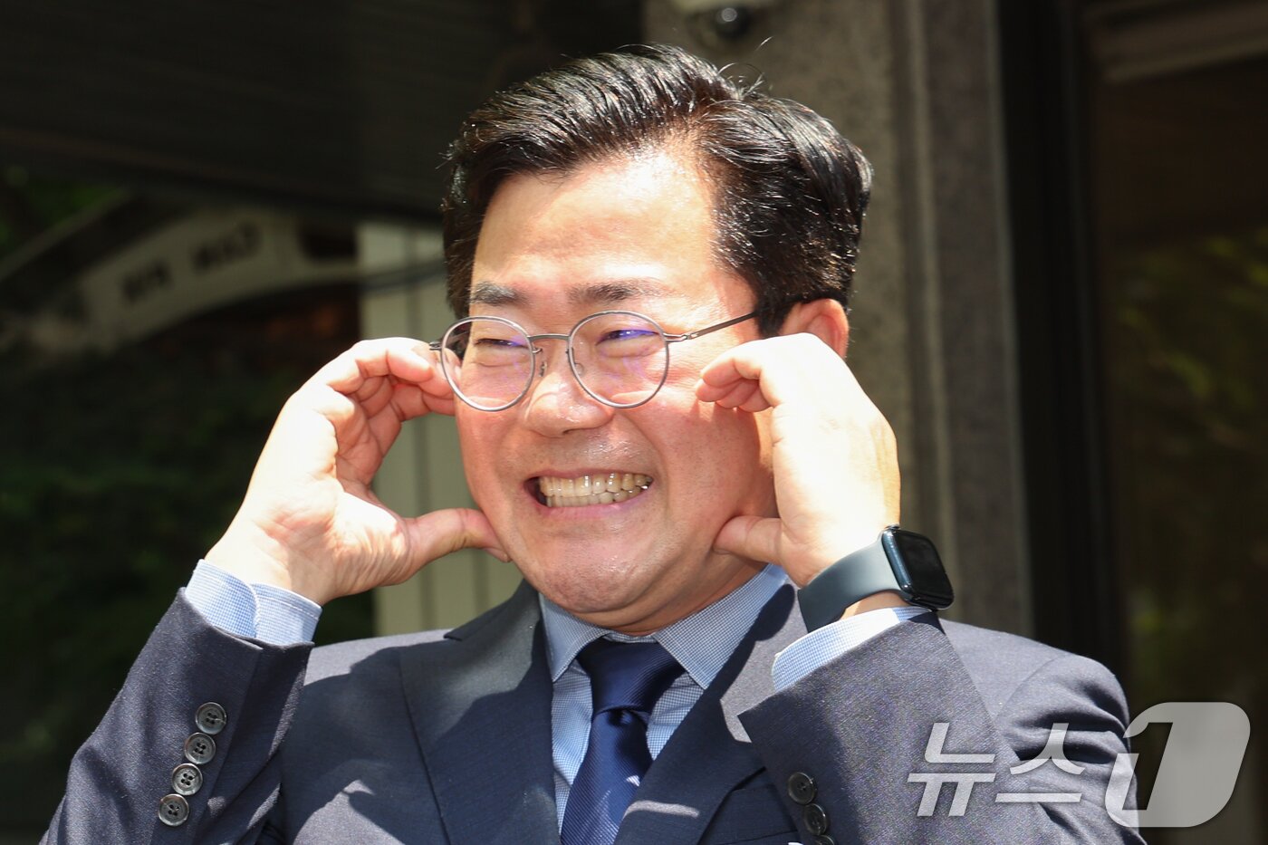 본문 이미지 - 박찬대 더불어민주당 의원이 23일 오전 서울 여의도 당사에서 당대표 출마 선언 기자회견을 마친 뒤 지지자들을 향해 포즈를 취하고 있다. 2025.6.23/뉴스1 ⓒ News1 안은나 기자