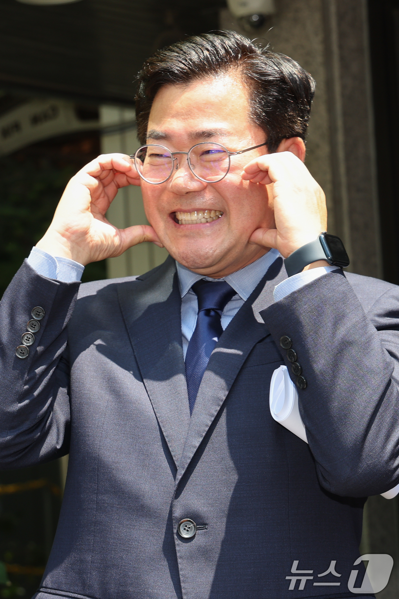 (서울=뉴스1) 안은나 기자 = 박찬대 더불어민주당 의원이 23일 오전 서울 여의도 당사에서 당대표 출마 선언 기자회견을 마친 뒤 지지자들을 향해 포즈를 취하고 있다. 2025.6 …