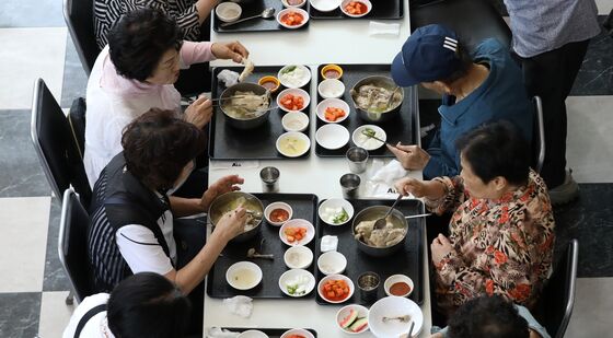 6·25 전쟁일 맞아 보훈 가족에게 '사랑의 삼계탕' 대접