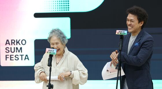 미소짓는 박정자와 백윤학