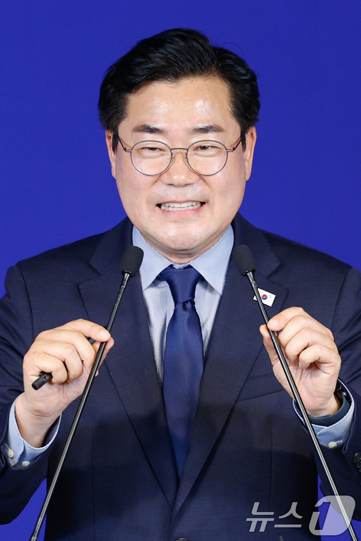 (서울=뉴스1) 안은나 기자 = 박찬대 더불어민주당 의원이 23일 오전 서울 여의도 당사에서 당대표 출마 선언 기자회견을 하고 있다. 2025.6.23/뉴스1