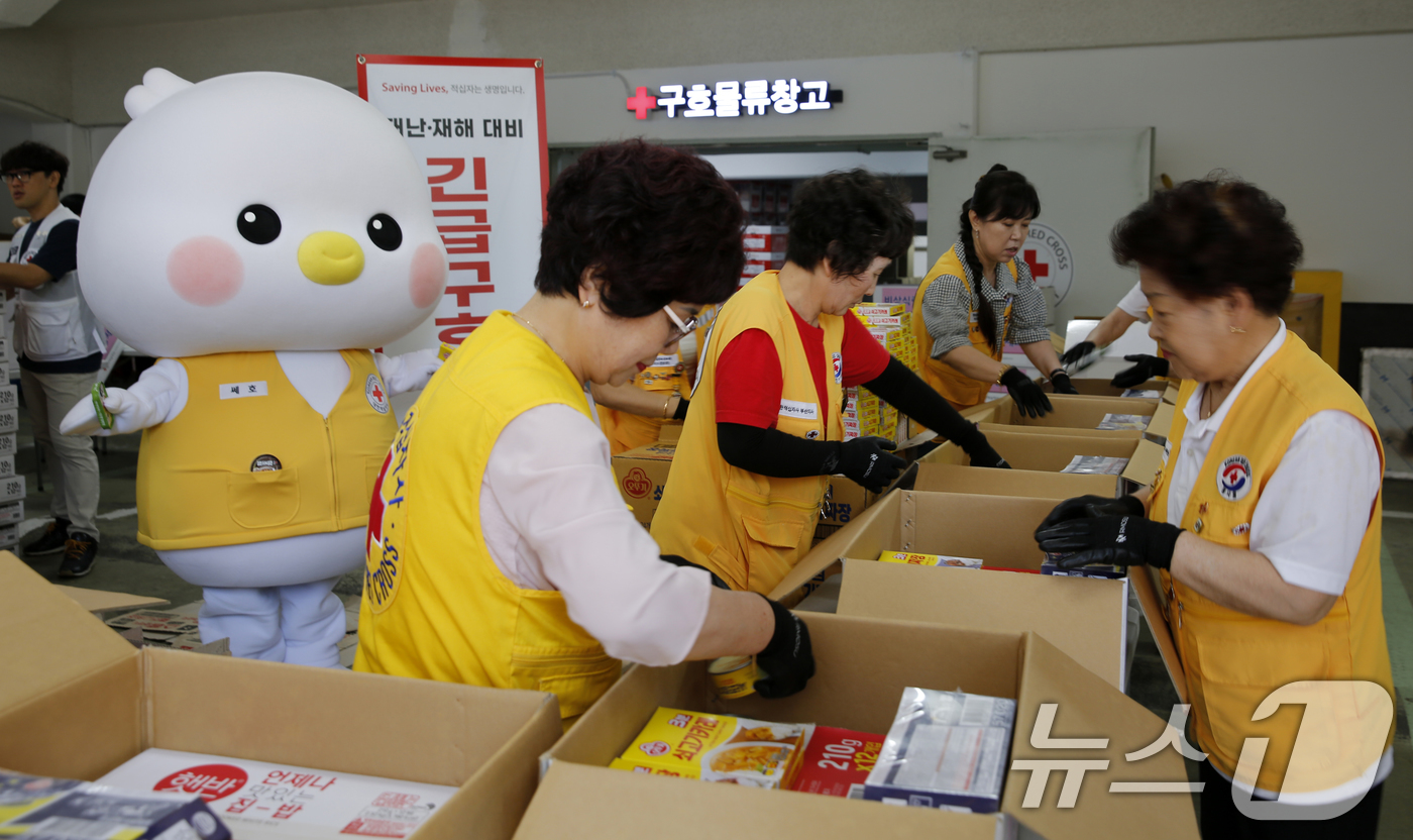 (부산=뉴스1) 윤일지 기자 = 23일 부산진구 대한적십자사 부산지사 구호창고에서 직원들과 자원봉사자들이 태풍과 집중호우 등 여름철 재난 상황에 대비해 긴급구호용 비상식량세트를 제 …