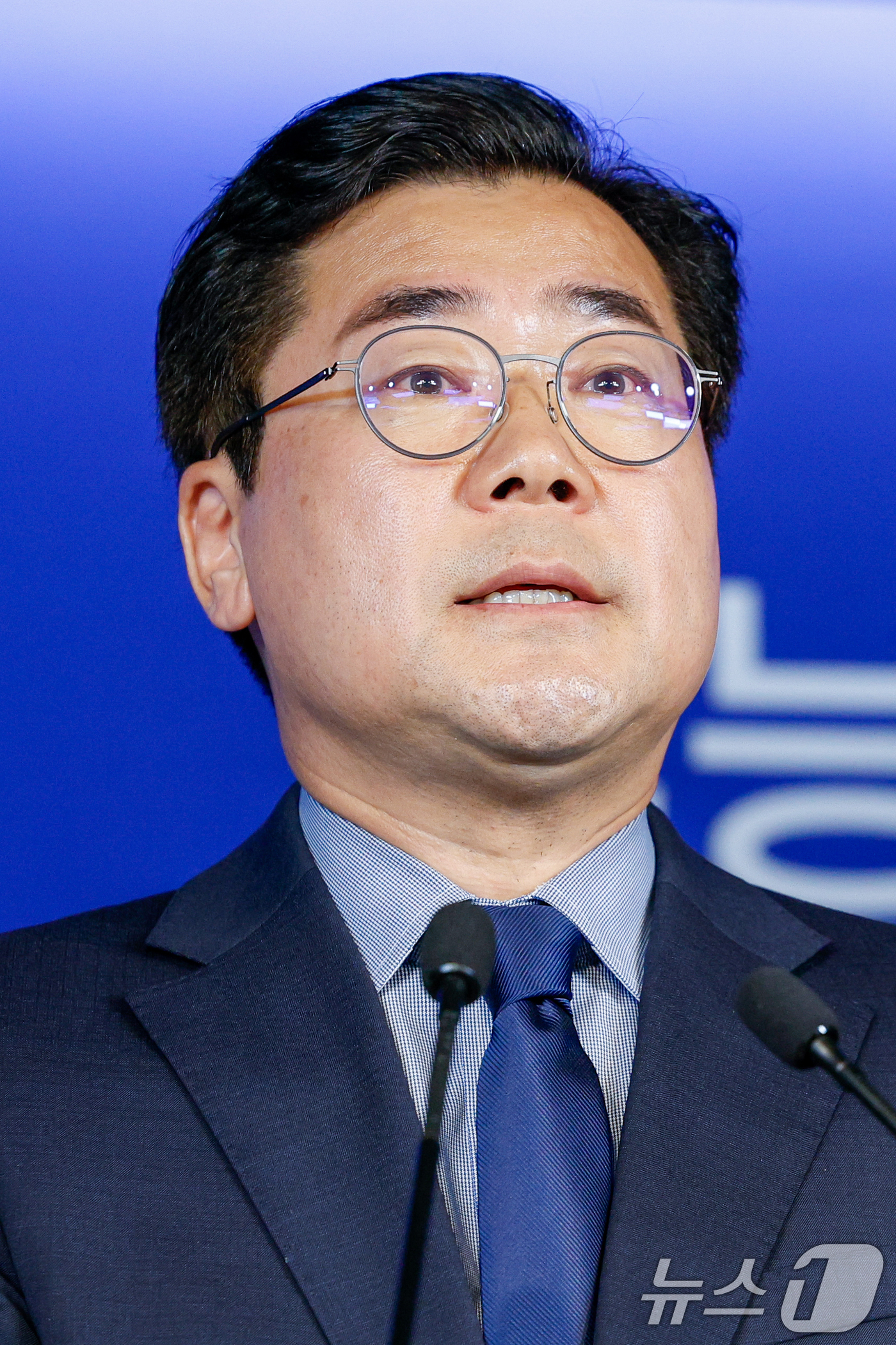 (서울=뉴스1) 안은나 기자 = 박찬대 더불어민주당 의원이 23일 오전 서울 여의도 당사에서 당대표 출마 선언 기자회견을 하던 중 "지금까지는 이재명이 박찬대의 곁을 지켜줬다면, …