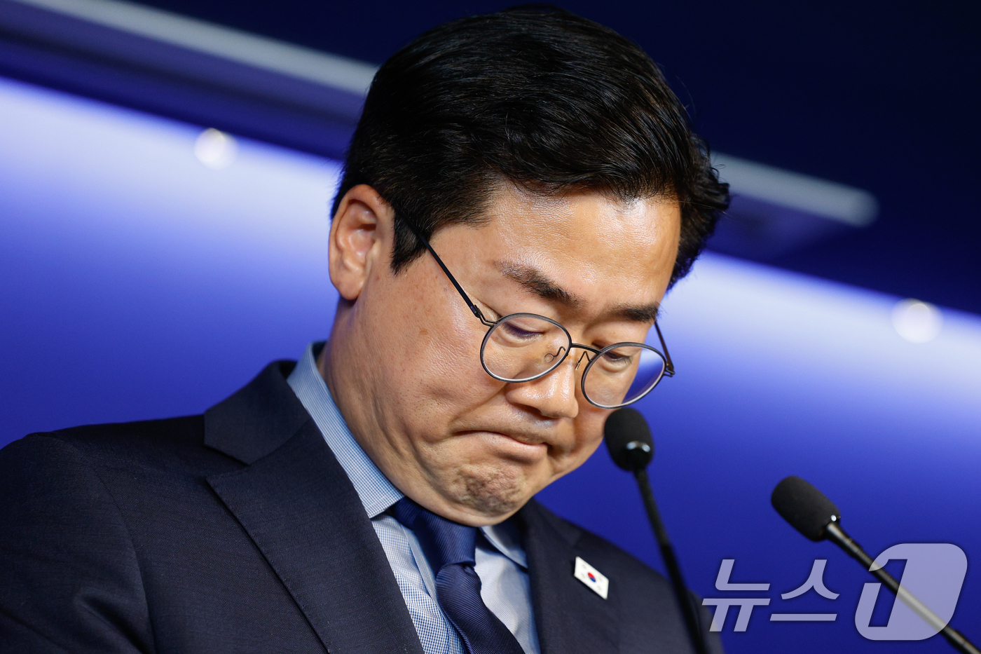 (서울=뉴스1) 안은나 기자 = 박찬대 더불어민주당 의원이 23일 오전 서울 여의도 당사에서 당대표 출마 선언 기자회견을 하던 중 "지금까지는 이재명이 박찬대의 곁을 지켜줬다면, …